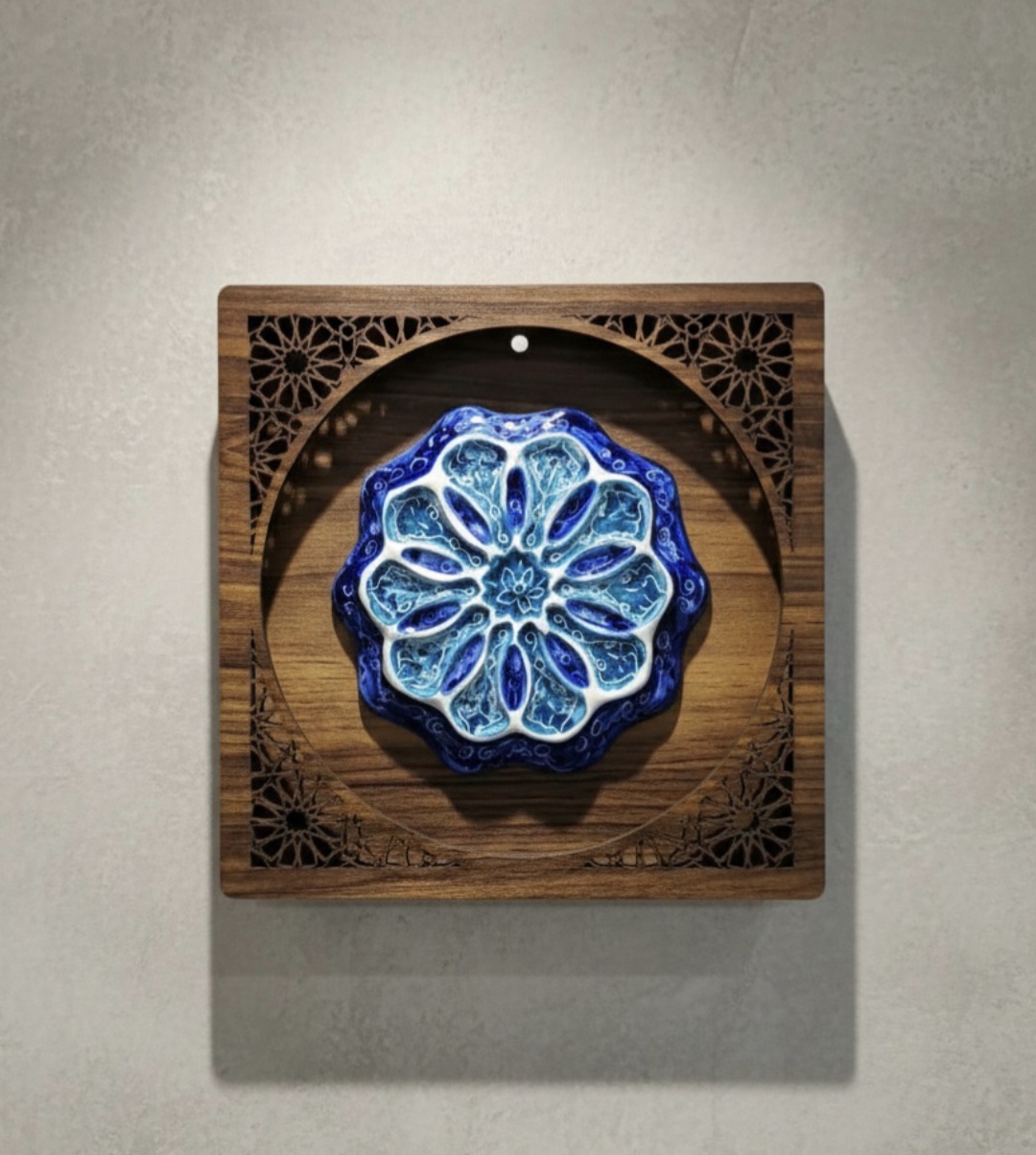 دیوار کوب سرامیکی طرح مینا با قاب چوبی اسلیمی
