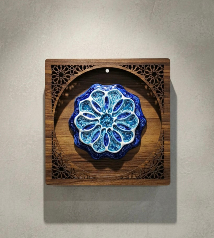 دیوار کوب سرامیکی طرح مینا با قاب چوبی اسلیمی